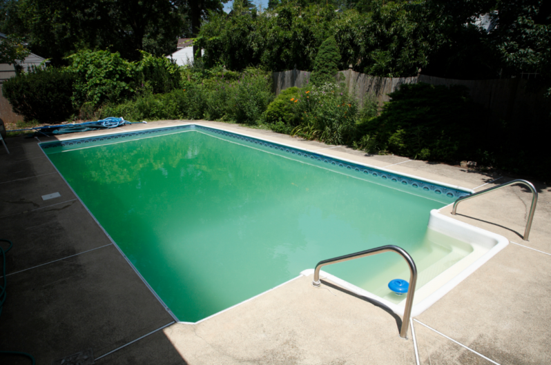 água-da-piscina-está-verde