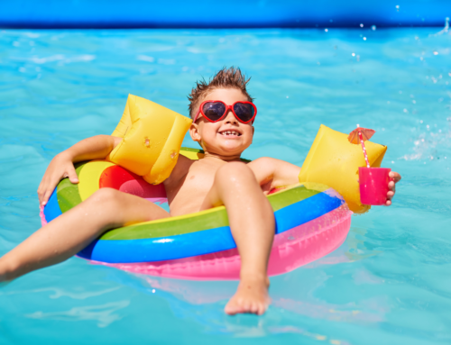 Se o seu filho gosta de nadar, saiba que cuidados adotar!