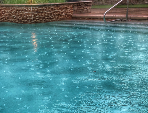 Proteger a piscina da chuva? O primeiro passo é verificar o pH da água!